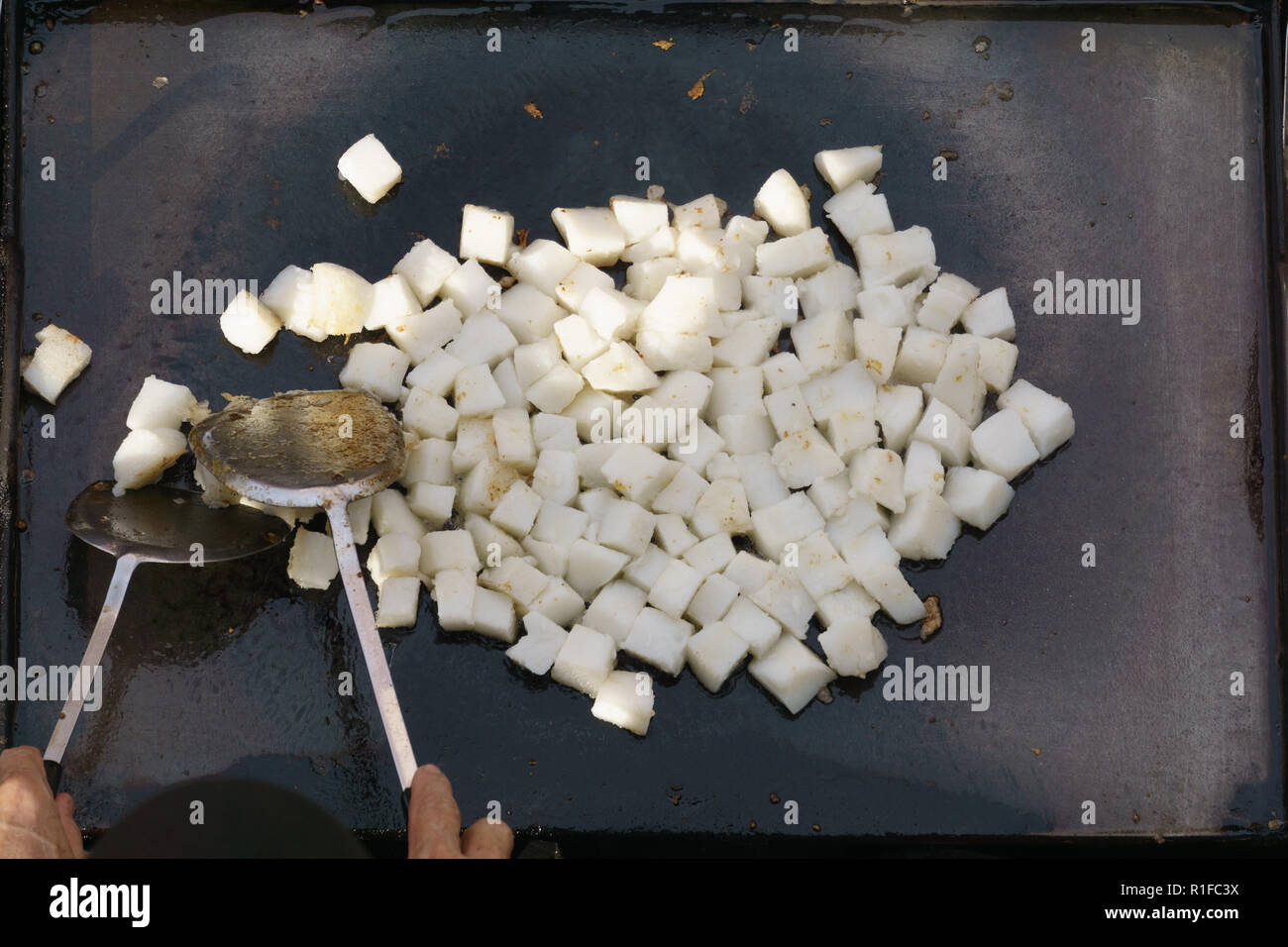 Man cooking in chinese wok Banque de photographies et d'images à haute  résolution - Alamy