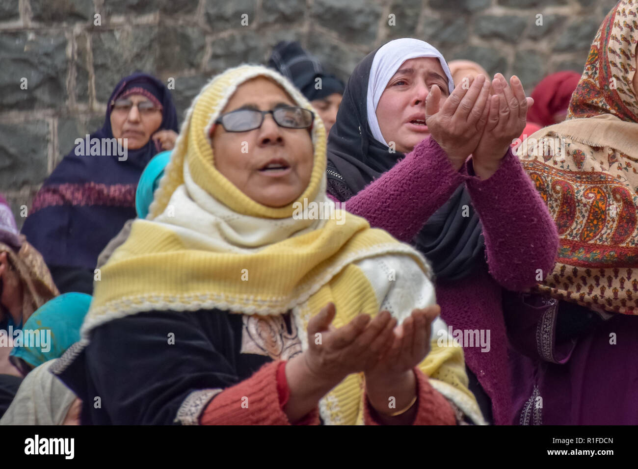 Les femmes cachemiries vu pleurer pendant la prières de masse dans le sanctuaire de Saint Soufi Khwaja Naqshband Sahib dans Srinagar. Des milliers de musulmans se sont rassemblés pour offrir 'traditionnels'' Digar Khawaja prières de masse spécial pour marquer l'URS du Saint Soufi Khwaja Naqshband Sahib à son culte à Khwaja Bazar salon à Srinagar. Banque D'Images