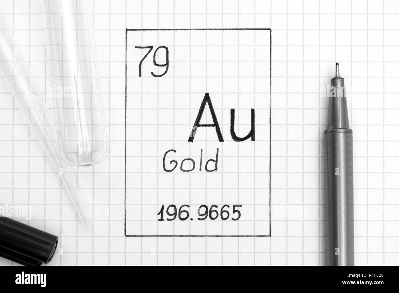 Le tableau périodique des éléments. Or l'élément chimique de l'écriture au stylo noir, tube à essai et pipette. Close-up. Banque D'Images