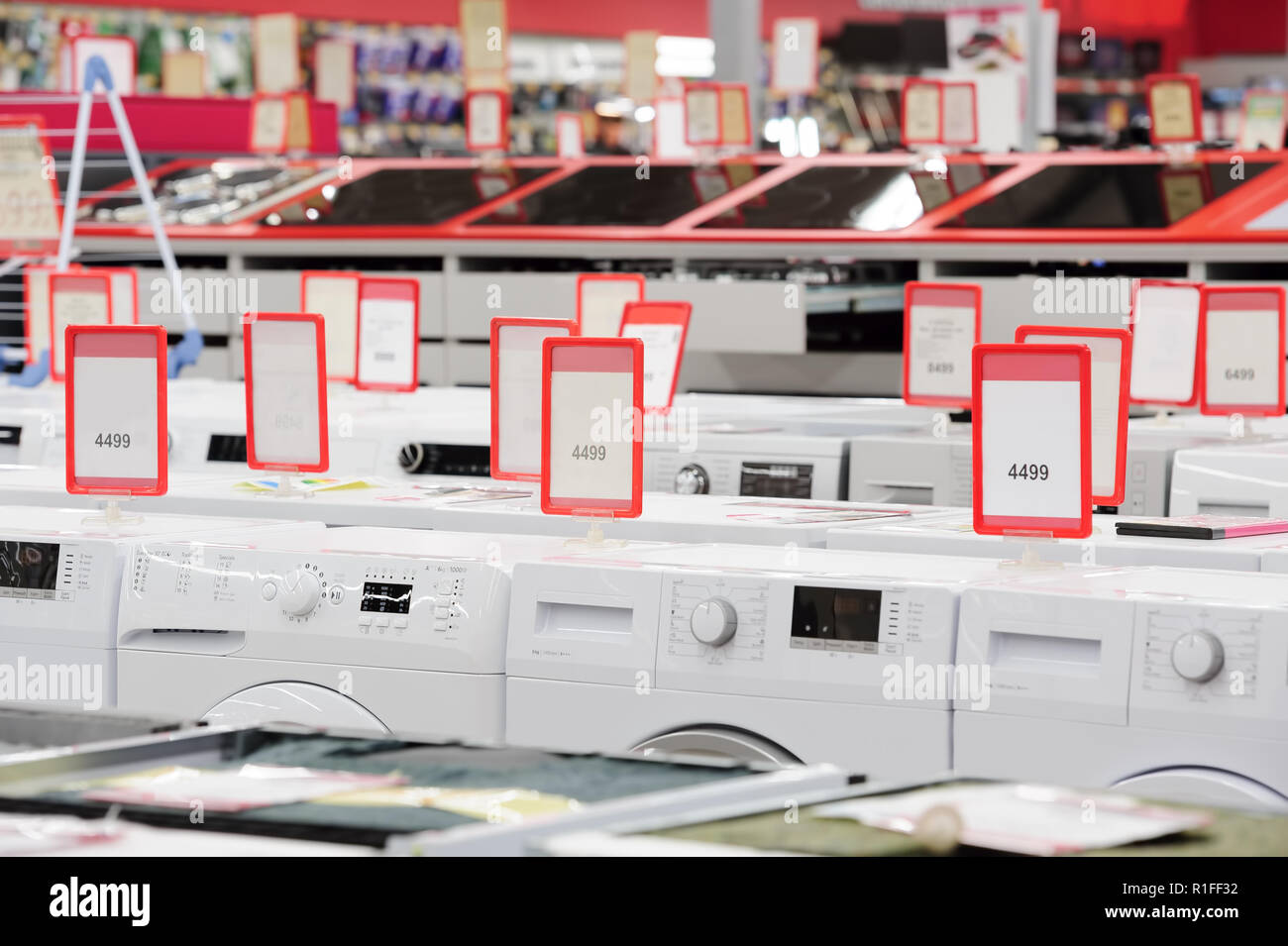 Lave-mashines en magasin showroom Banque D'Images