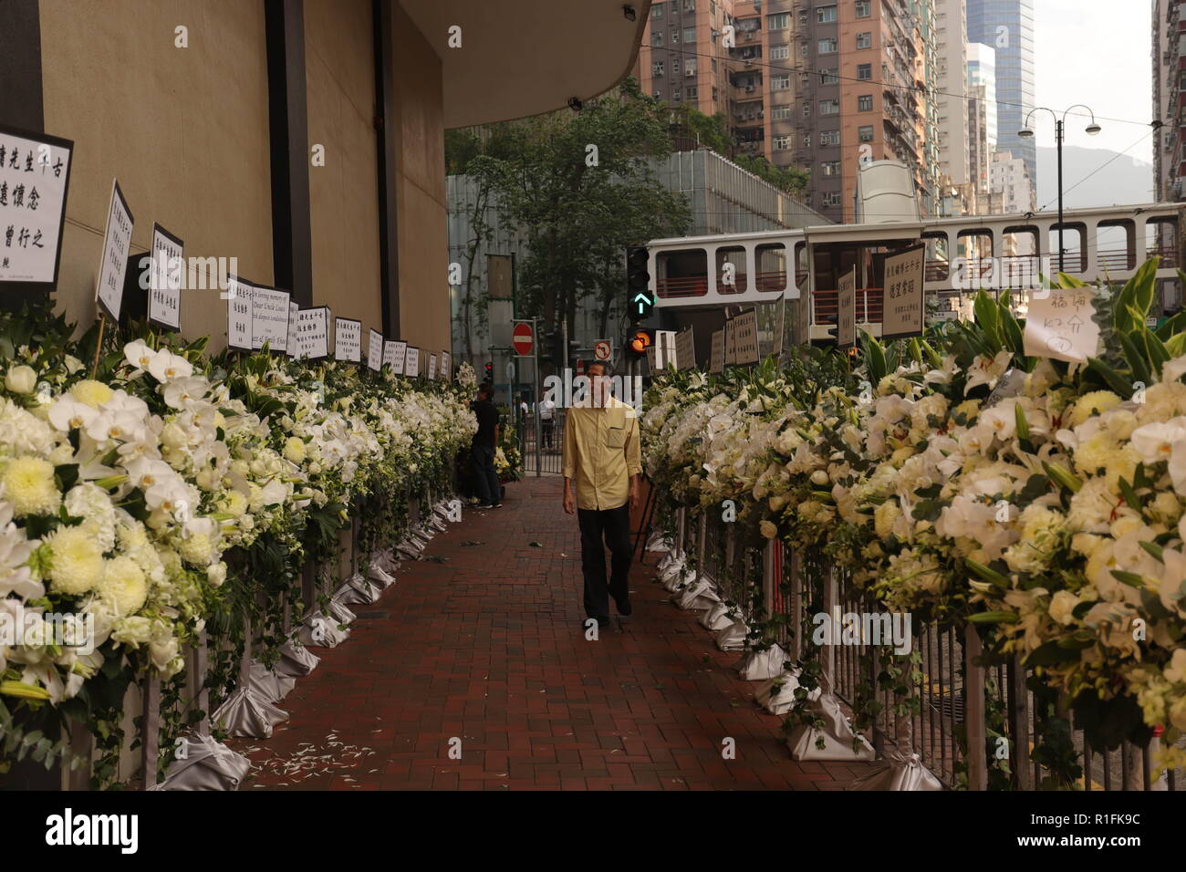 Hong Kong. 12Th Nov, 2018. Un passage pour traverser la baie de gerbe en dehors de funérarium où le service commémoratif de la fin de l'écrivain, un Wuxia plus célèbre écrivain, Hong Kong JIN Yong ( âgés de 94 ) a eu lieu aujourd'hui.Nov 12, 2018 Hong Kong.ZUMA/Liau Chung-ren Crédit : Liau Chung-ren/ZUMA/Alamy Fil Live News Banque D'Images