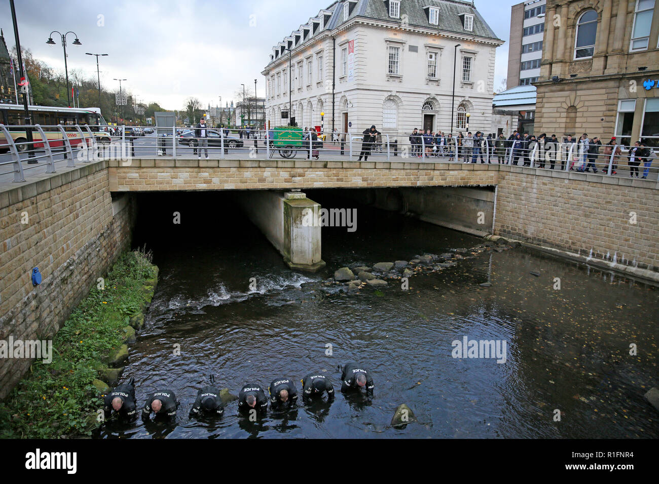 Rochdale, Lancashire, Royaume-Uni. 12 novembre, 2018. La Police du nord-ouest de l'Unité marine et sous-marine sont la réalisation d'une recherche de la rivière Roche dans le centre-ville de Rochdale. En ce moment il n'y a pas d'information été libérés à penser ce qu'ils cherchent. Rochdale, UK, 12 novembre 2018 (C)Barbara Cook/Alamy Live News Banque D'Images