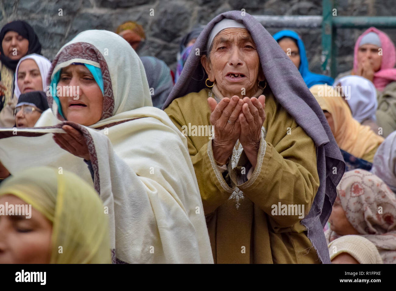 Srinagar, au Cachemire. 12 novembre, 2018. Vieille Femme cachemire vu prier dans le sanctuaire de Saint Soufi Khwaja Naqshband Sahib dans Srinagar.Des milliers de musulmans se sont rassemblés pour offrir ''traditionnelle'' Digar Khawaja prières de masse spécial pour marquer l'URS du Saint Soufi Khwaja Naqshband Sahib à son culte à Khwaja Bazar salon à Srinagar. Credit : Idrees Abbas/SOPA Images/ZUMA/Alamy Fil Live News Banque D'Images