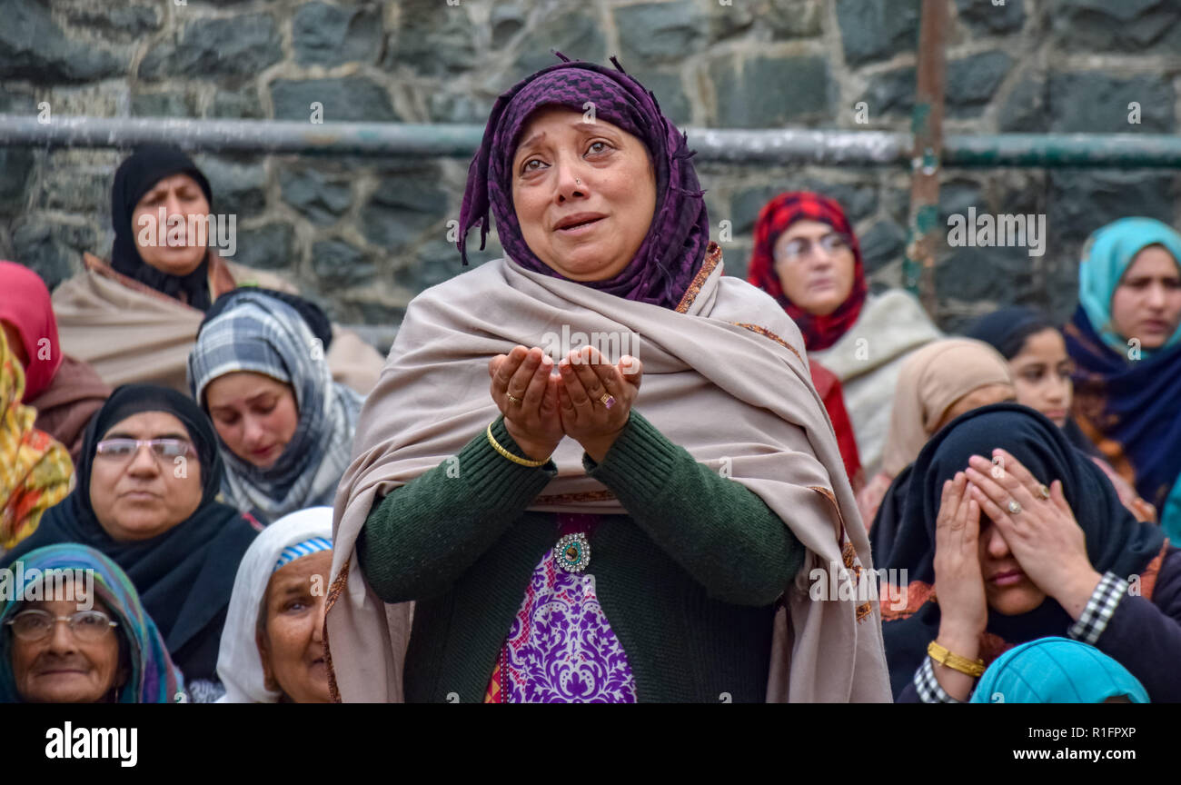 Srinagar, au Cachemire. 12 novembre, 2018. Une femme musulmane du Cachemire vu pleurer pendant la prières de masse dans le sanctuaire de Saint Soufi Khwaja Naqshband Sahib dans Srinagar.Des milliers de musulmans se sont rassemblés pour offrir ''traditionnelle'' Digar Khawaja prières de masse spécial pour marquer l'URS du Saint Soufi Khwaja Naqshband Sahib à son culte à Khwaja Bazar salon à Srinagar. Credit : Idrees Abbas/SOPA Images/ZUMA/Alamy Fil Live News Banque D'Images