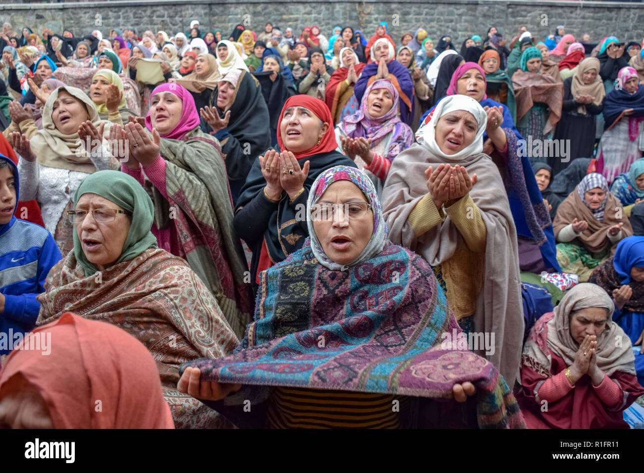 Srinagar, au Cachemire. 12 novembre, 2018. Les musulmans du Cachemire sont vu prier dans un sanctuaire de Saint Soufi Khwaja Naqshband Sahib dans Srinagar.Des milliers de musulmans se sont rassemblés pour offrir ''traditionnelle'' Digar Khawaja prières de masse spécial pour marquer l'URS du Saint Soufi Khwaja Naqshband Sahib à son culte à Khwaja Bazar salon à Srinagar. Credit : Idrees Abbas/SOPA Images/ZUMA/Alamy Fil Live News Banque D'Images