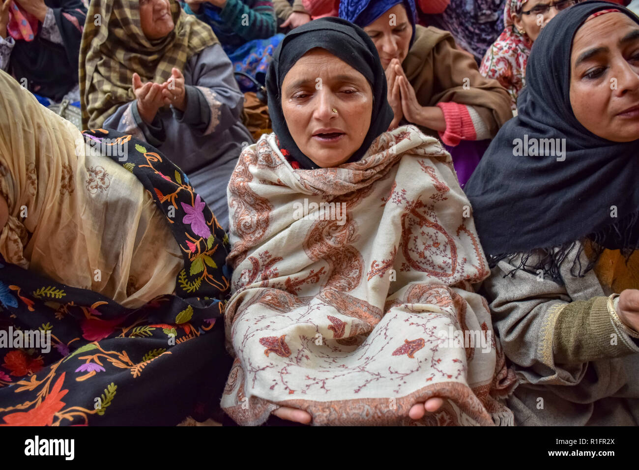 Srinagar, au Cachemire. 12 novembre, 2018. Femme musulmane du cachemire vu pleurer pendant la prières de masse dans le sanctuaire de Saint Soufi Khwaja Naqshband Sahib dans Srinagar.Des milliers de musulmans se sont rassemblés pour offrir ''traditionnelle'' Digar Khawaja prières de masse spécial pour marquer l'URS du Saint Soufi Khwaja Naqshband Sahib à son culte à Khwaja Bazar salon à Srinagar. Credit : Idrees Abbas/SOPA Images/ZUMA/Alamy Fil Live News Banque D'Images