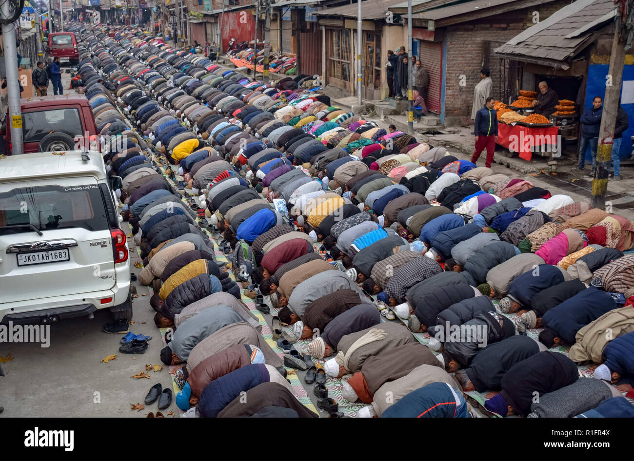 Srinagar, au Cachemire. 12 novembre, 2018. Les musulmans du Cachemire sont vu prier dans un sanctuaire de Saint Soufi Khwaja Naqshband Sahib dans Srinagar.Des milliers de musulmans se sont rassemblés pour offrir ''traditionnelle'' Digar Khawaja prières de masse spécial pour marquer l'anniversaire de mort (URS) de Saint Soufi Khwaja Naqshband Sahib à son culte à Khwaja Bazar salon à Srinagar. Credit : SOPA Images/ZUMA/Alamy Fil Live News Banque D'Images