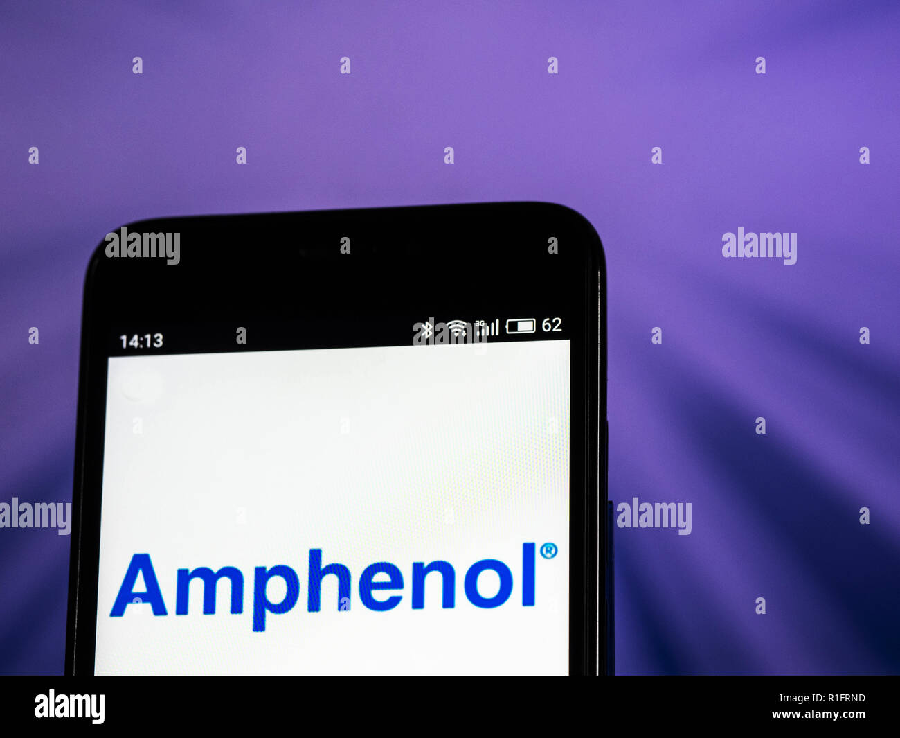 Kiev, Ukraine. 25 octobre, 2018. Câble fibre optique d'Amphenol logo de l'entreprise de fabrication vu affichée sur téléphone intelligent. Amphenol Corporation est un important producteur de fibres optiques et électroniques, connecteurs et câbles de systèmes d'interconnexion tels que les câbles coaxiaux. Crédit : Igor Golovniov SOPA/Images/ZUMA/Alamy Fil Live News Banque D'Images