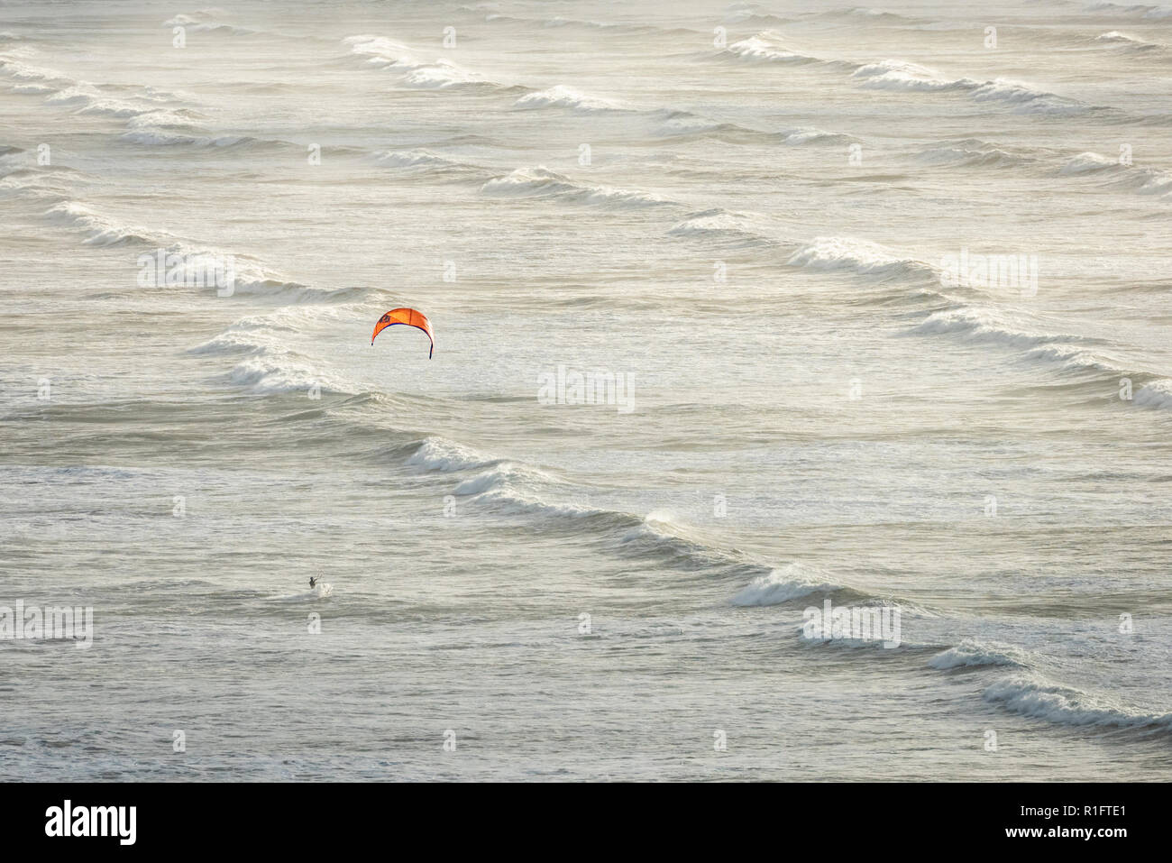 Plage de Woolacombe, Devon, UK 12 novembre 2018. Seul un kite surfer les vagues des batailles et des vents en rafales à Saunton sur la côte nord du Devon un jour de soleil mixte et d'une douche. Credit : Julian Eales/Alamy Live News Banque D'Images