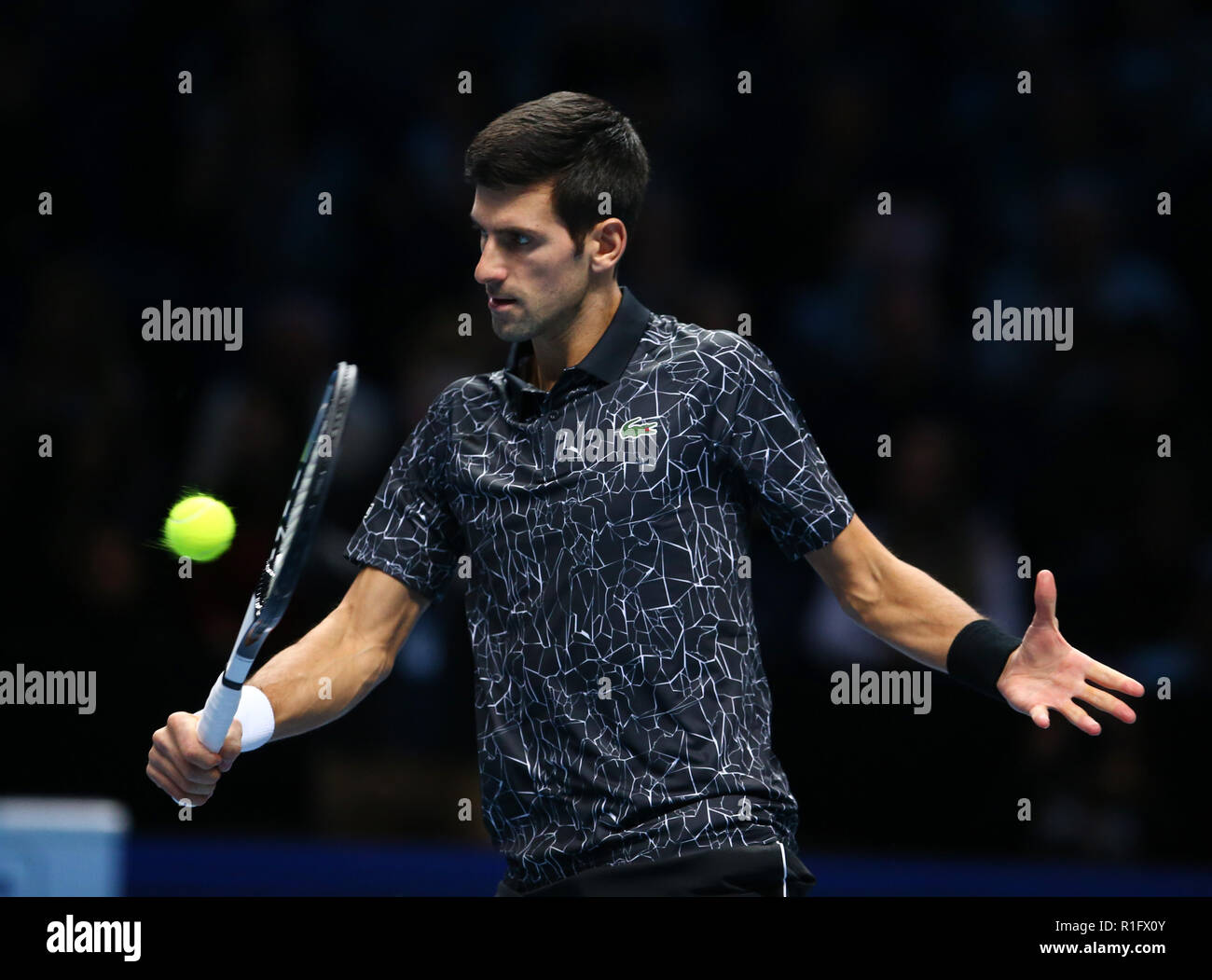 Londres, Royaume-Uni. Le 12 novembre 2018. Novak Djokovic (SRB) et John Isner (USA) au cours de la deuxième journée des célibataires de l'ATP World Tour Finals Nitto a joué à l'O2 Arena, Londres le 12 novembre 2018. Action Crédit photo : Crédit photo Action Sport Sport/Alamy Live News Banque D'Images