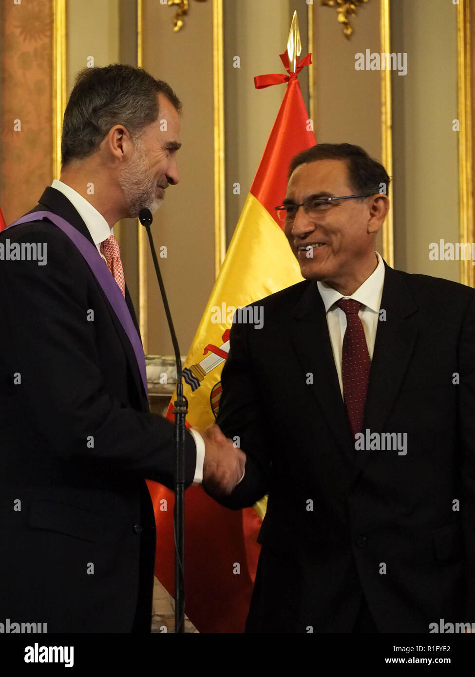 Lima, Pérou. 12Th Nov 2018. Felipe VI, Roi d'Espagne et le président péruvien Martin Vizcarra se serrer la main. L'arrivée d'espagnol en Pérou pour 3 jours de visite d'Etat de signer des accords et l'étirement des liens étroits. Credit : Agence de presse Fotoholica/Alamy Live News Banque D'Images