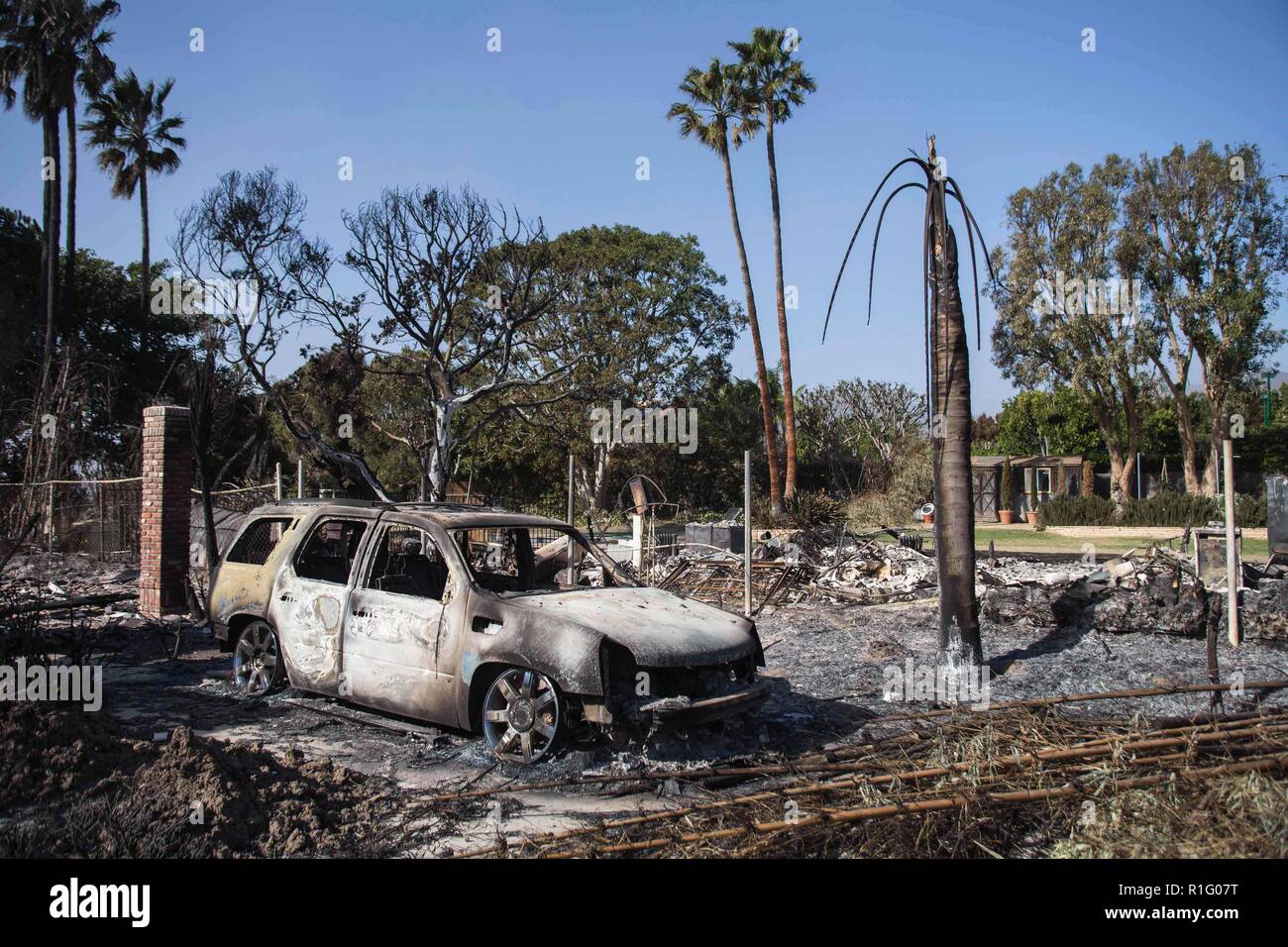 Malibu, Californie, USA. 12Th Nov, 2018. De nombreuses maisons sont en ruine, cette fumée du sol s'écoule encore des points chauds au point Dume. Crédit : Chris/Rusanowsky ZUMA Wire/Alamy Live News Banque D'Images