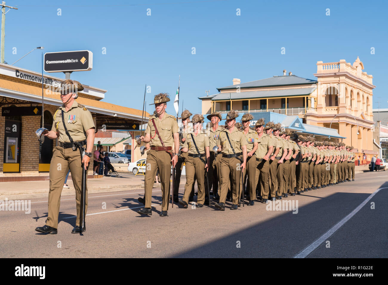 Des soldats défilent le jour d'Anzac à Charters Towers, Queensland, Australie Banque D'Images