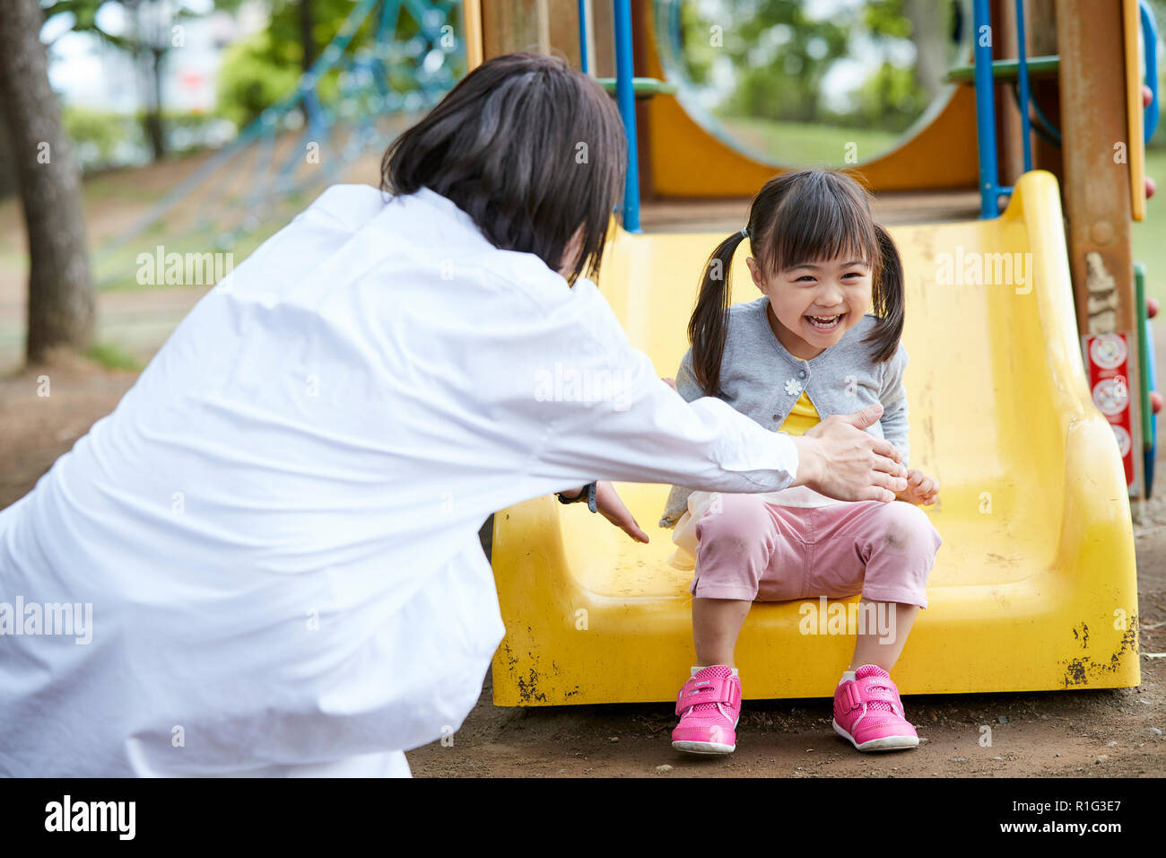 Mère et fille japonaise à un parc de la ville Banque D'Images