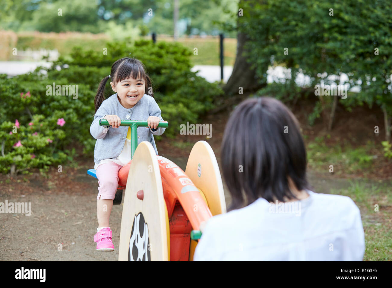 Mère et fille japonaise à un parc de la ville Banque D'Images