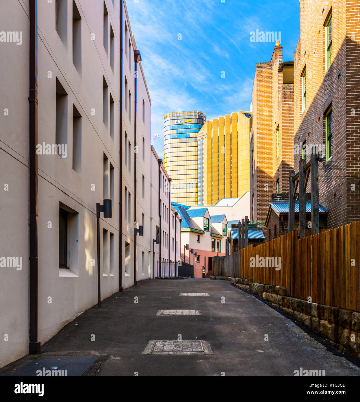 Maisons anciennes sur la rue Cambridge dans les rochers, avec une vue vers le hauts immeubles de Sydney moderne Banque D'Images