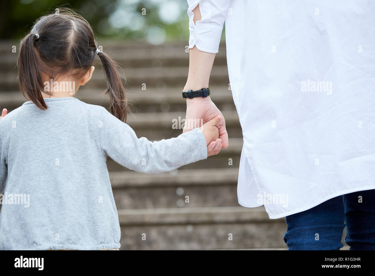 Mère et fille japonaise à un parc de la ville Banque D'Images