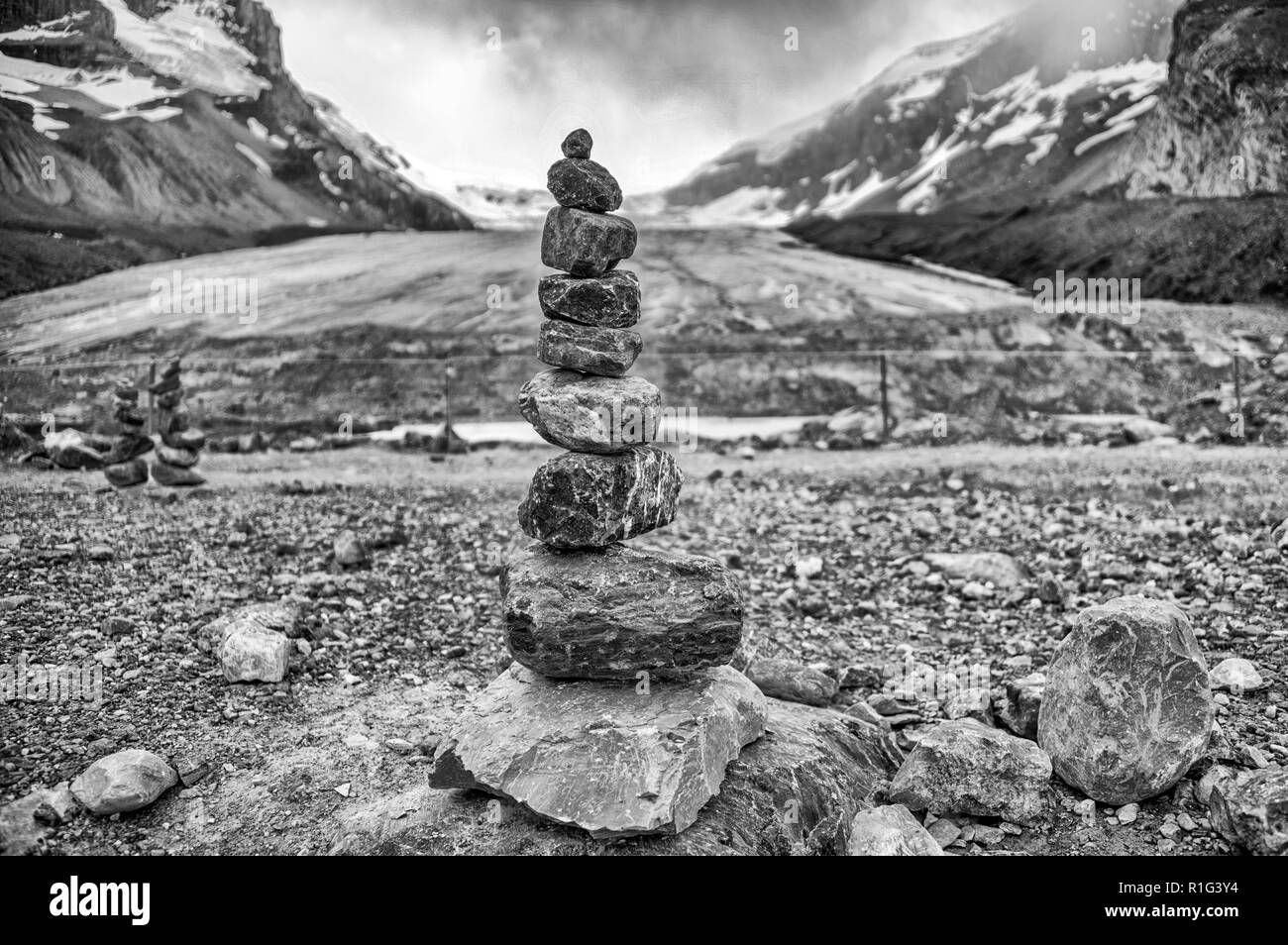 Inukshuk, Columbia Icefield Rocks dans le parc national Jasper Banque D'Images