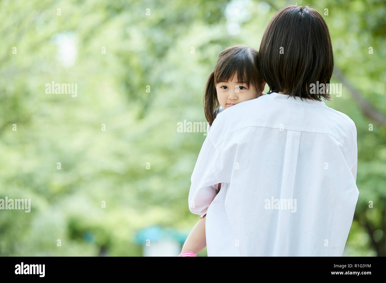 Mère et fille japonaise à un parc de la ville Banque D'Images