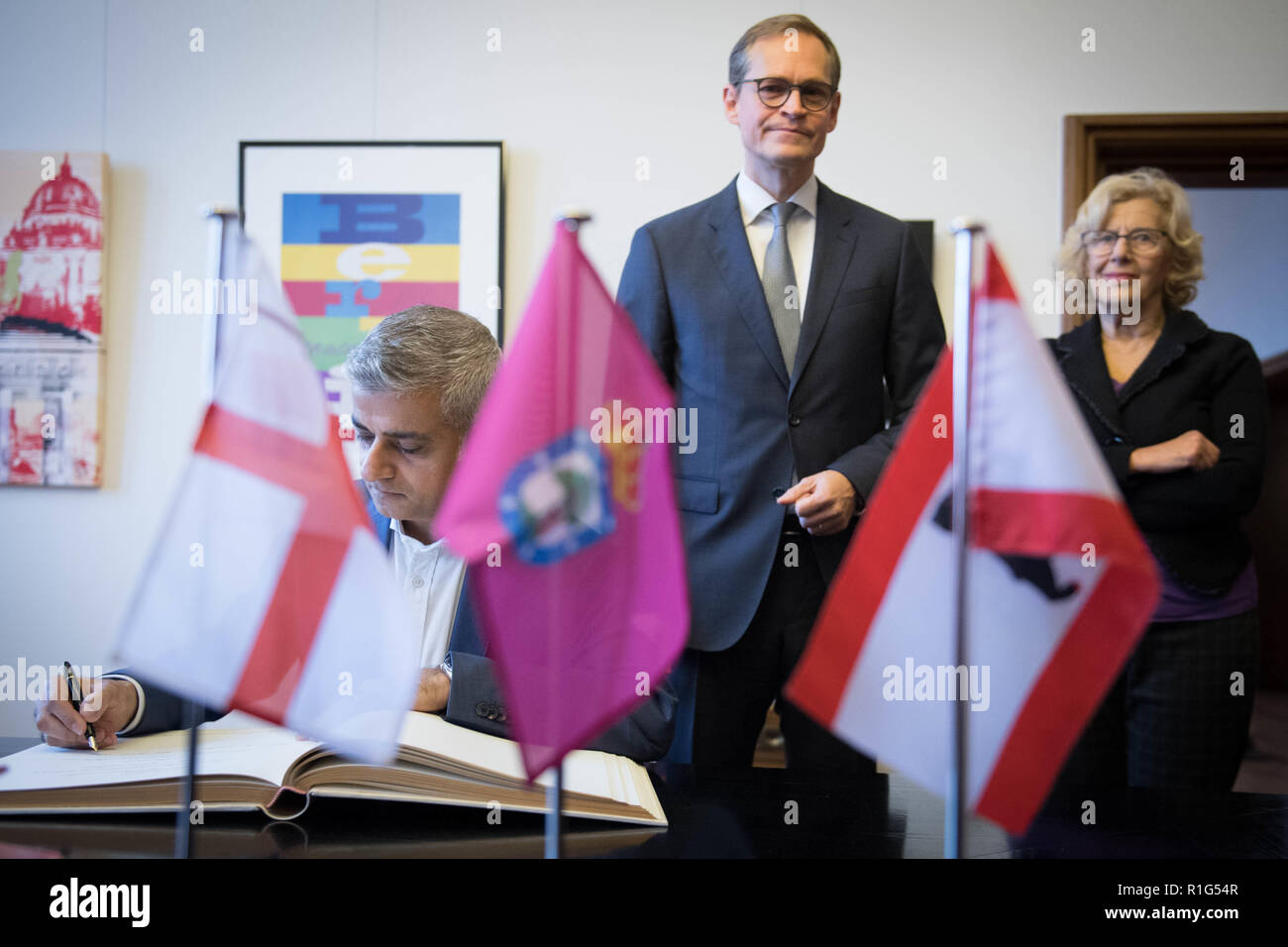 Maire de Londres Sadiq Khan rencontre avec le maire de Berlin, Michael Mueller et maire Manuela Carmena de Madrid, à l'Hôtel de Ville de Berlin, à Berlin, en Allemagne, au cours d'une visite de trois jours aux capitales européennes où il rencontrera les dirigeants d'entreprise et les hommes politiques. Banque D'Images