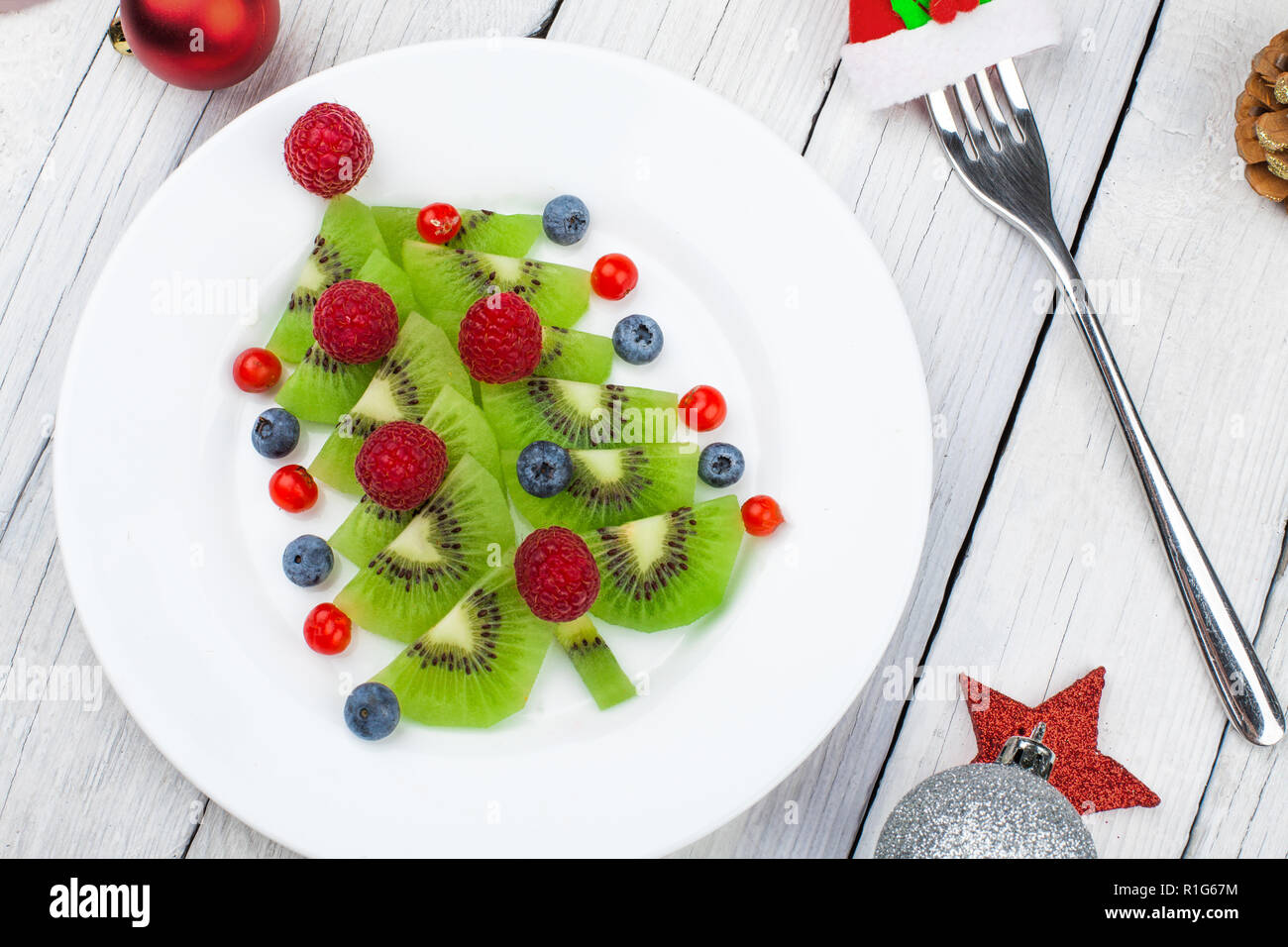 Arbre de Noël de Kiwi - fun food idée pour les enfants partie ou un petit-déjeuner Banque D'Images