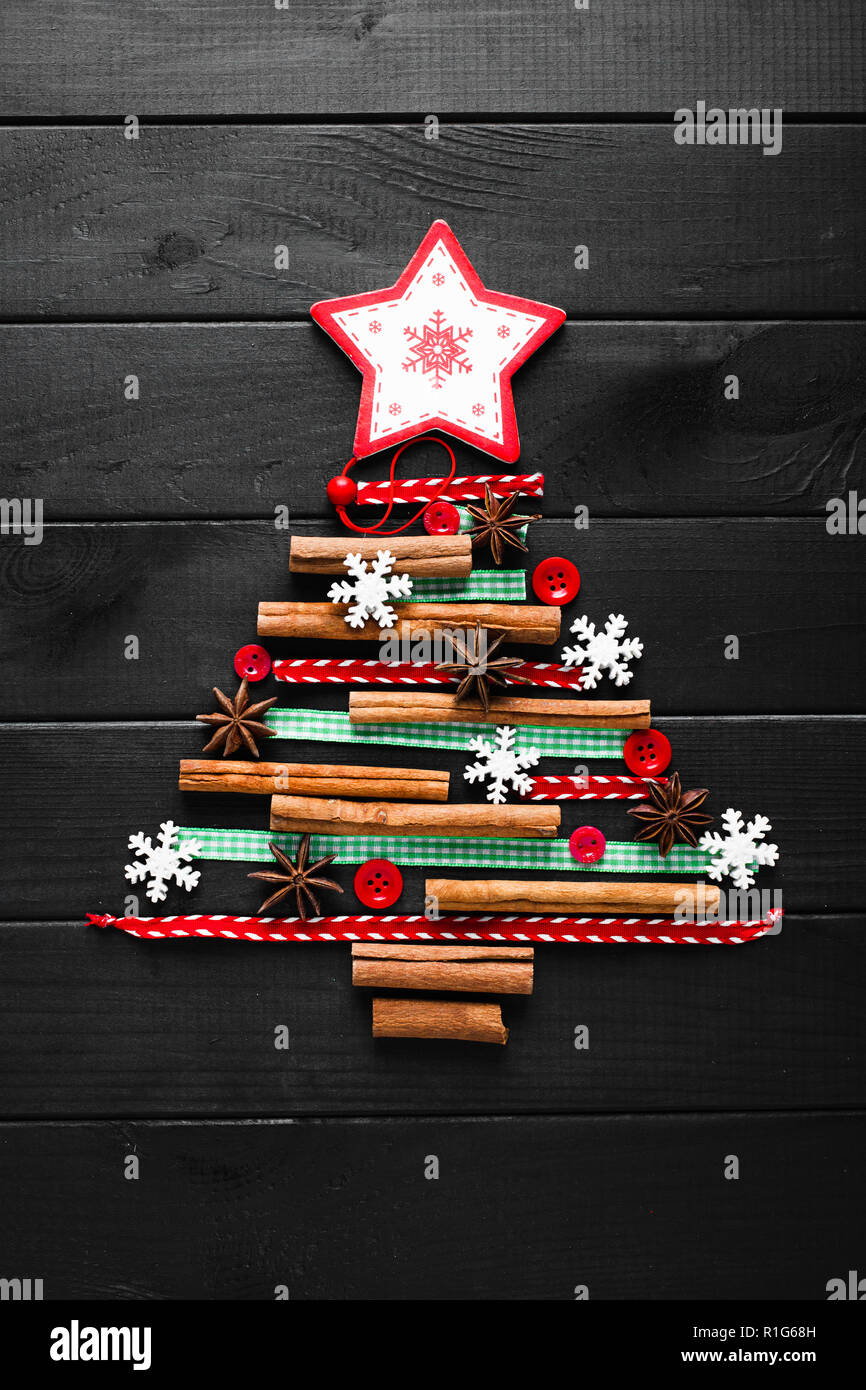 Arbre de Noël de cannelle, l'anis, rubans et boutons Banque D'Images