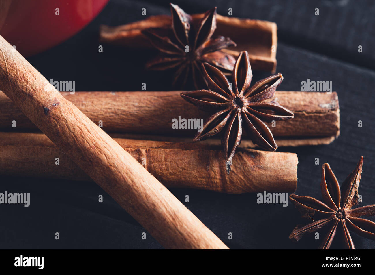 Ensemble d'épices pour vin chaud sur la table Banque D'Images