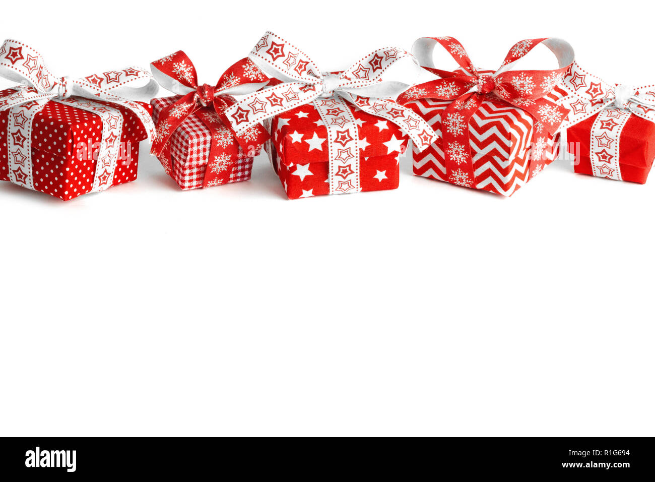 Cadeaux de Noël isolé sur fond blanc Banque D'Images