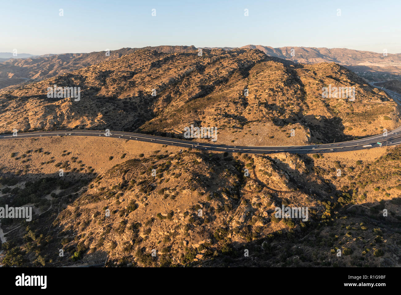 Vue aérienne de route 118 freeway Santa Susana passent près de pic rocheux, Simi Valley et la vallée de San Fernando de Los Angeles, Californie. Banque D'Images