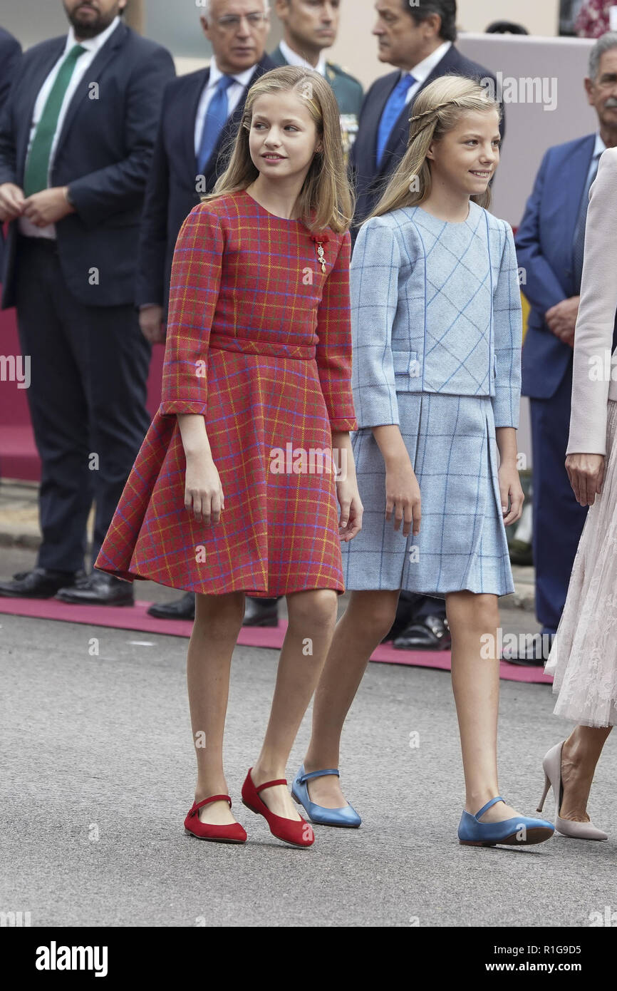 Le roi Felipe VI , reine Letizia , Princesse Leonor et Princess Sofia assister à la parade militaire de la fête nationale espagnole à Madrid comprend : La Princesse Leonor, Princess Sofia où : Madrid, Espagne Quand : 12 Oct 2018 Crédit : Oscar Gonzalez/WENN.com Banque D'Images