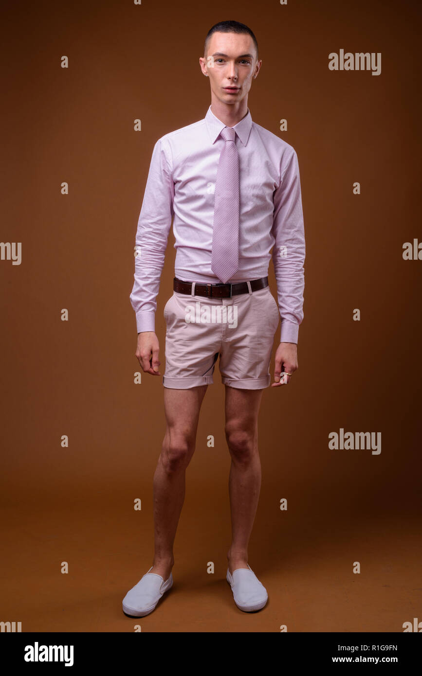Gay man full body Banque de photographies et d'images à haute résolution -  Alamy