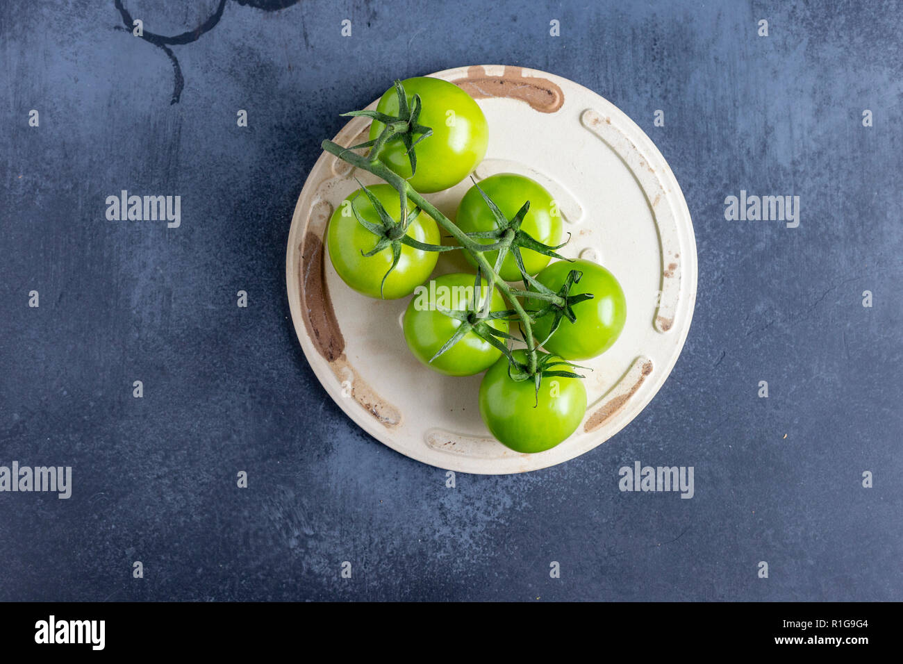 De tomates vertes sur la vigne Banque D'Images