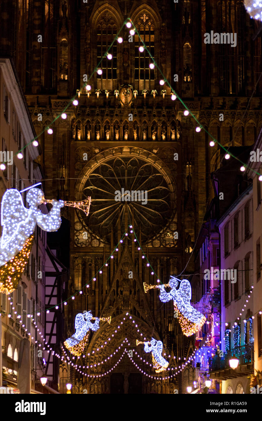 Les lumières de Noël et décorations de fête avec arrière-plan flou en face de Chathedrale Notre Dame à la rue Mercière à Strasbourg - capitale de Christm Banque D'Images