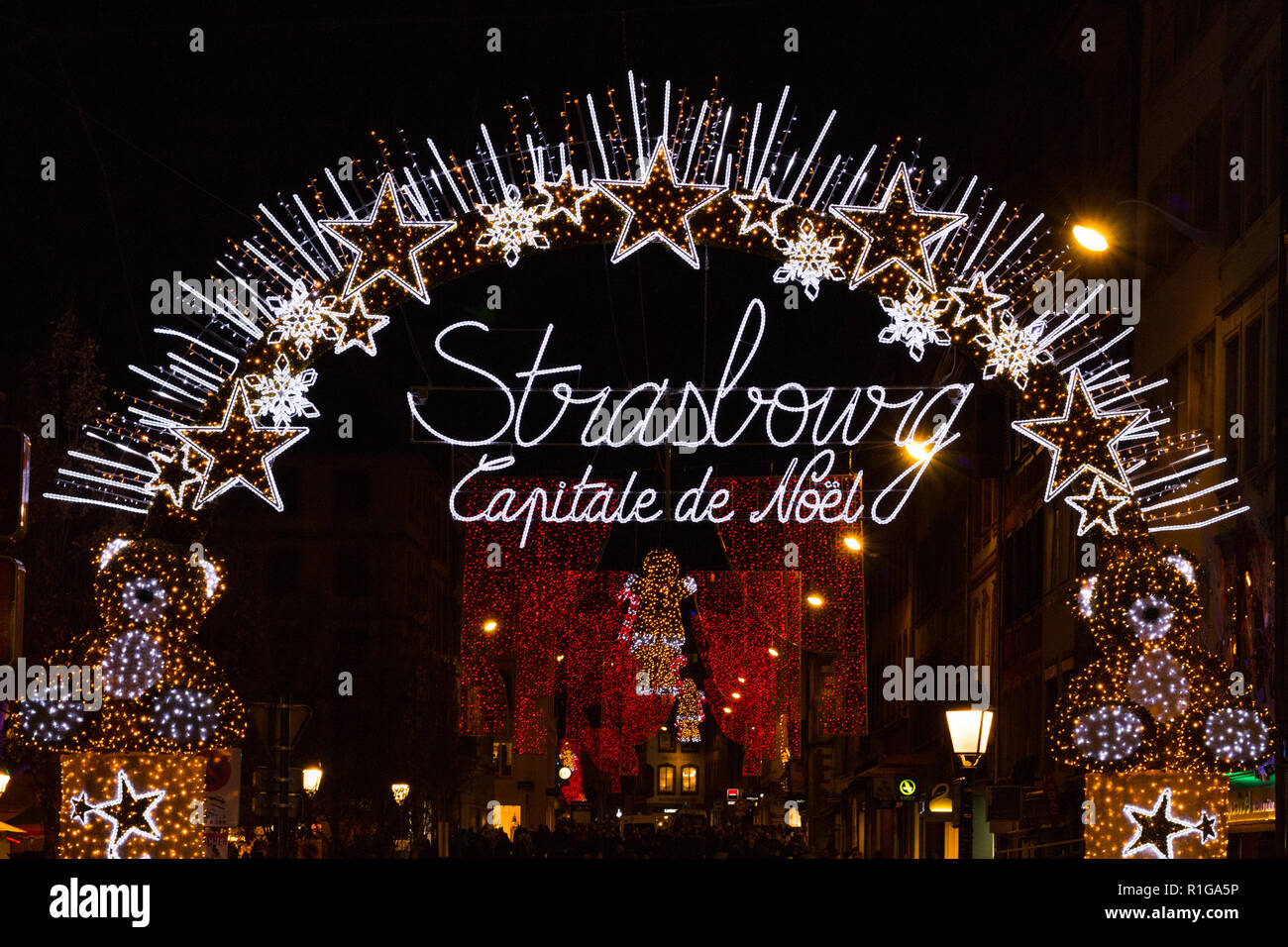 Strasbourg, France - le 9 décembre 2017 : arch disant "Strasbourg, capitale de Noël" à l'entrée du marché de Noël centre ville de Banque D'Images