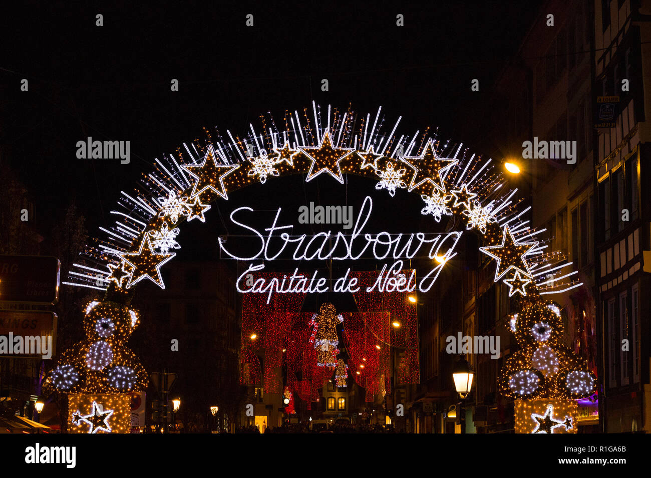 Passage lumineux disant "Strasbourg, capitale de Noël" à l'entrée du marché de Noël centre ville de Banque D'Images