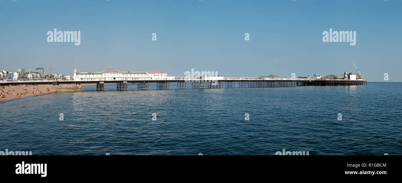BRIGHTON, Angleterre - le 9 juillet 2018 : vue panoramique sur la jetée de Brighton à partir de l'ouest sur la plage de Brighton, Brighton, Royaume-Uni. Banque D'Images