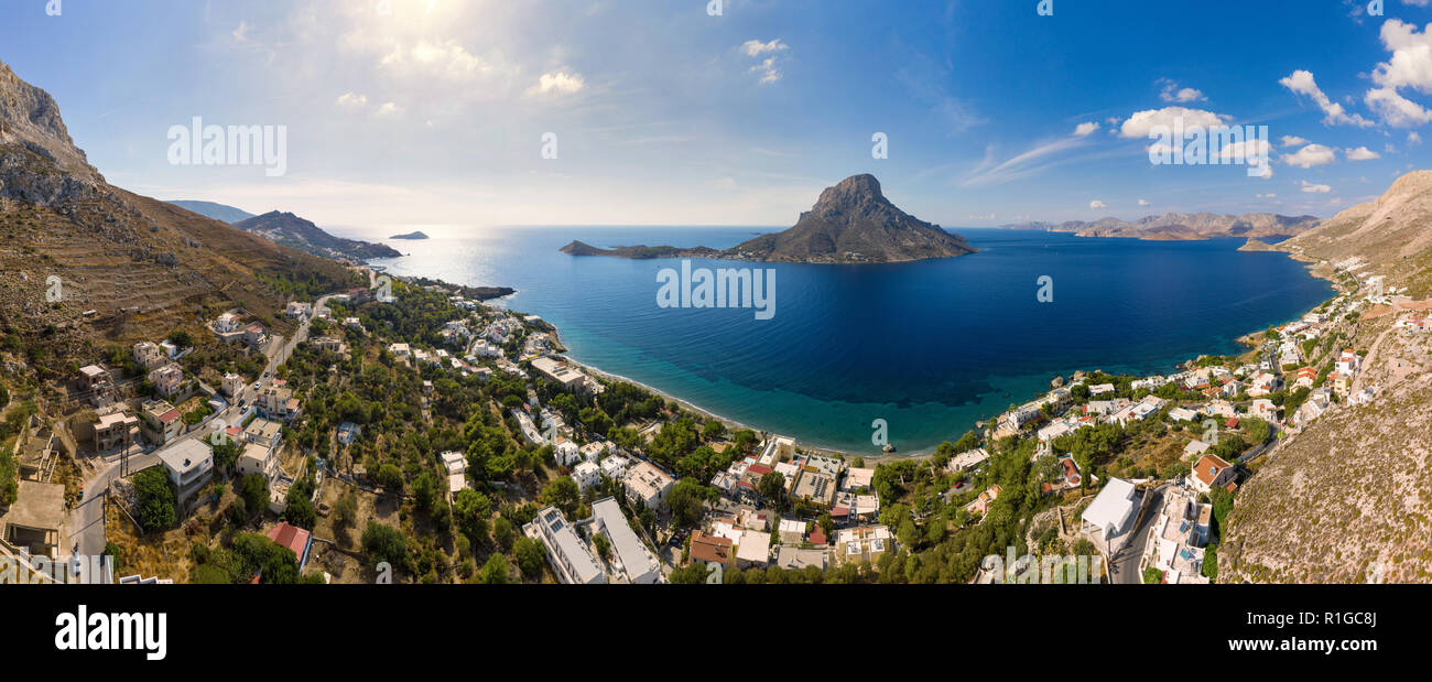 Paysage panoramique de l'île de Telendos à distance et une partie de l'île de Kalymnos, Grèce, Massouri, bird's eye view Banque D'Images