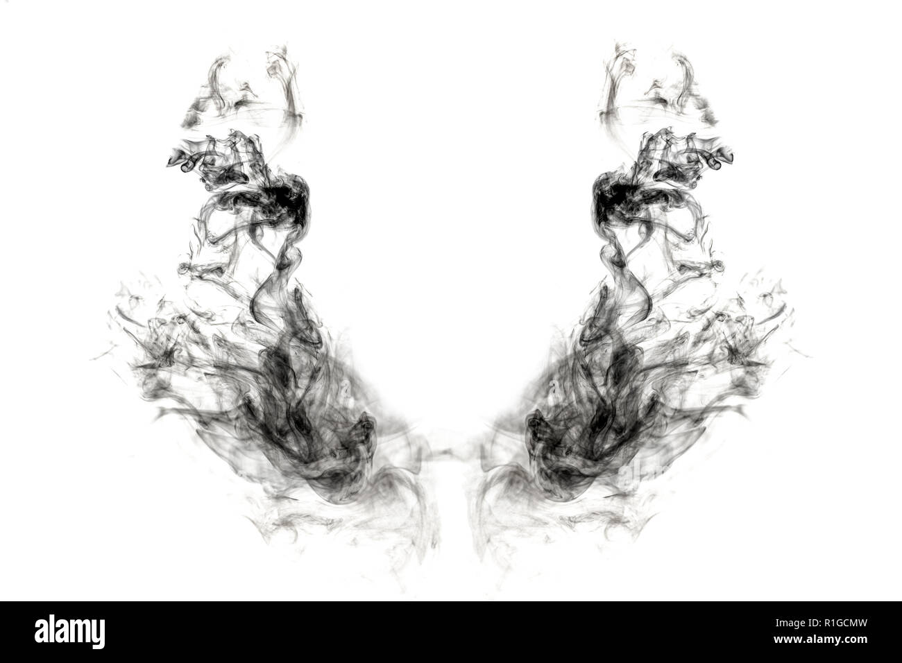 Ailes sombres faits de fumer isolé sur fond blanc Banque D'Images