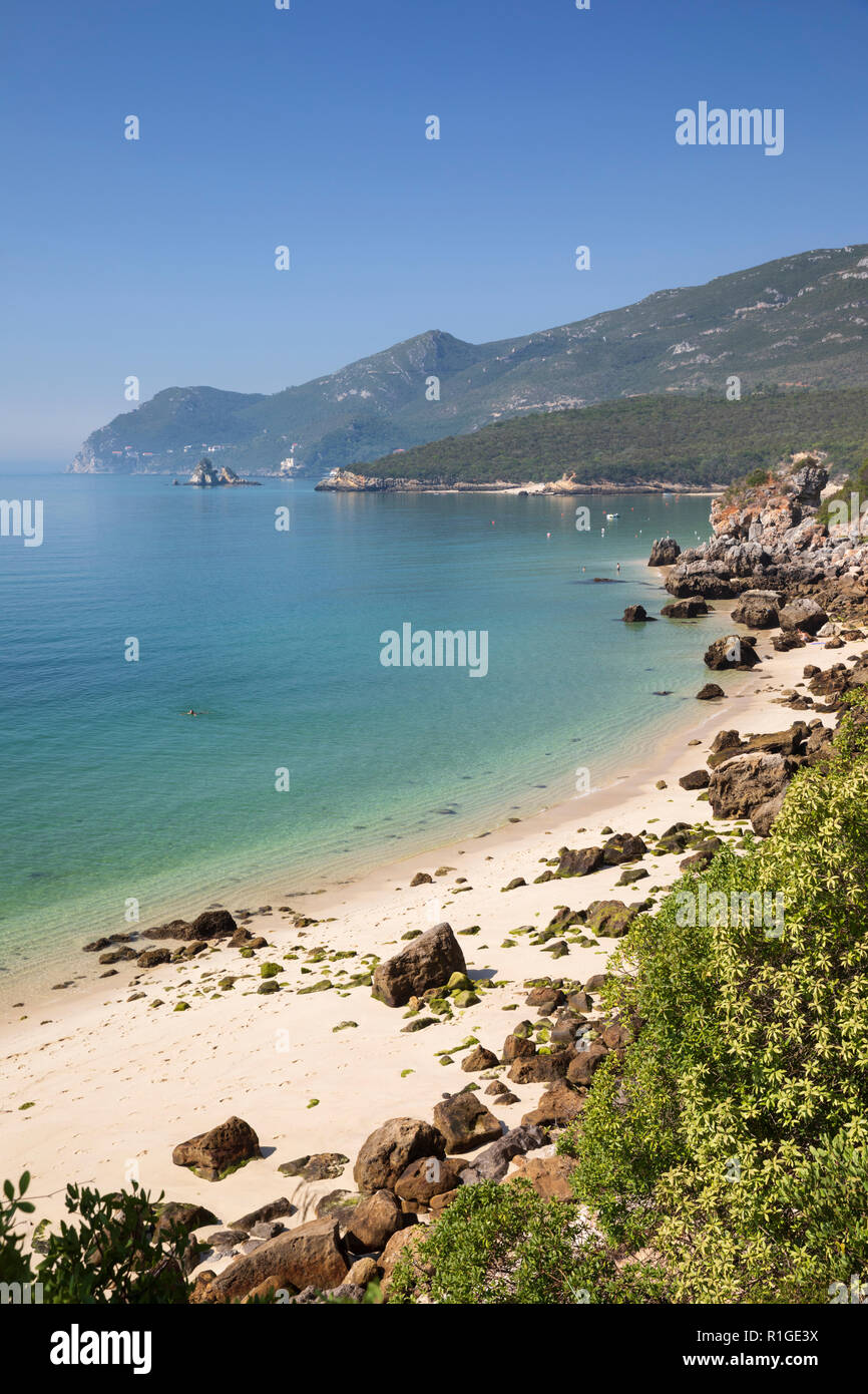 Vue sur la plage en été Galapos matin soleil, Portinho da Arrábida, Parque Natural da Arrábida, district de Setubal, région de Lisbonne, Portugal Banque D'Images