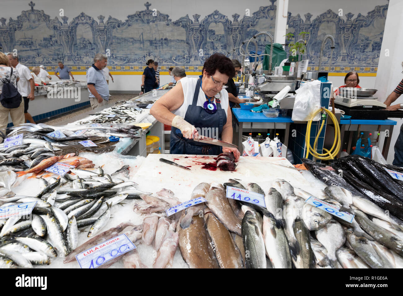 Décrochage du poisson frais à l'intérieur du Mercado do Livramento pris le matin, Avenida Luisa Todi, Setubal, région de Lisbonne, Portugal, Europe Banque D'Images