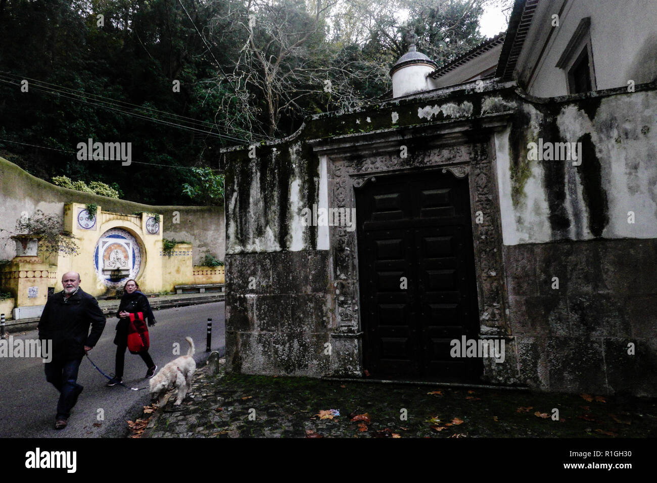 Une vue sur la rue de Sintra, Portugal. Sintra est une ville et une municipalité située dans la région du Grand Lisbonne Portugal, situé sur la Riviera portugaise, un ma Banque D'Images