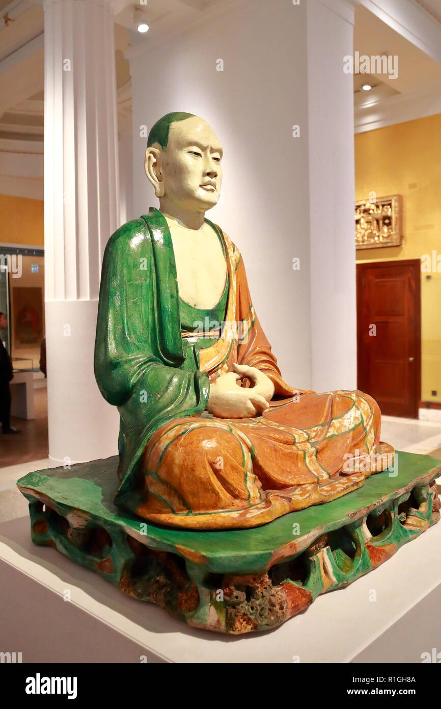 Statue de grès chinois un Luohan au British Museum, London, UK Banque D'Images