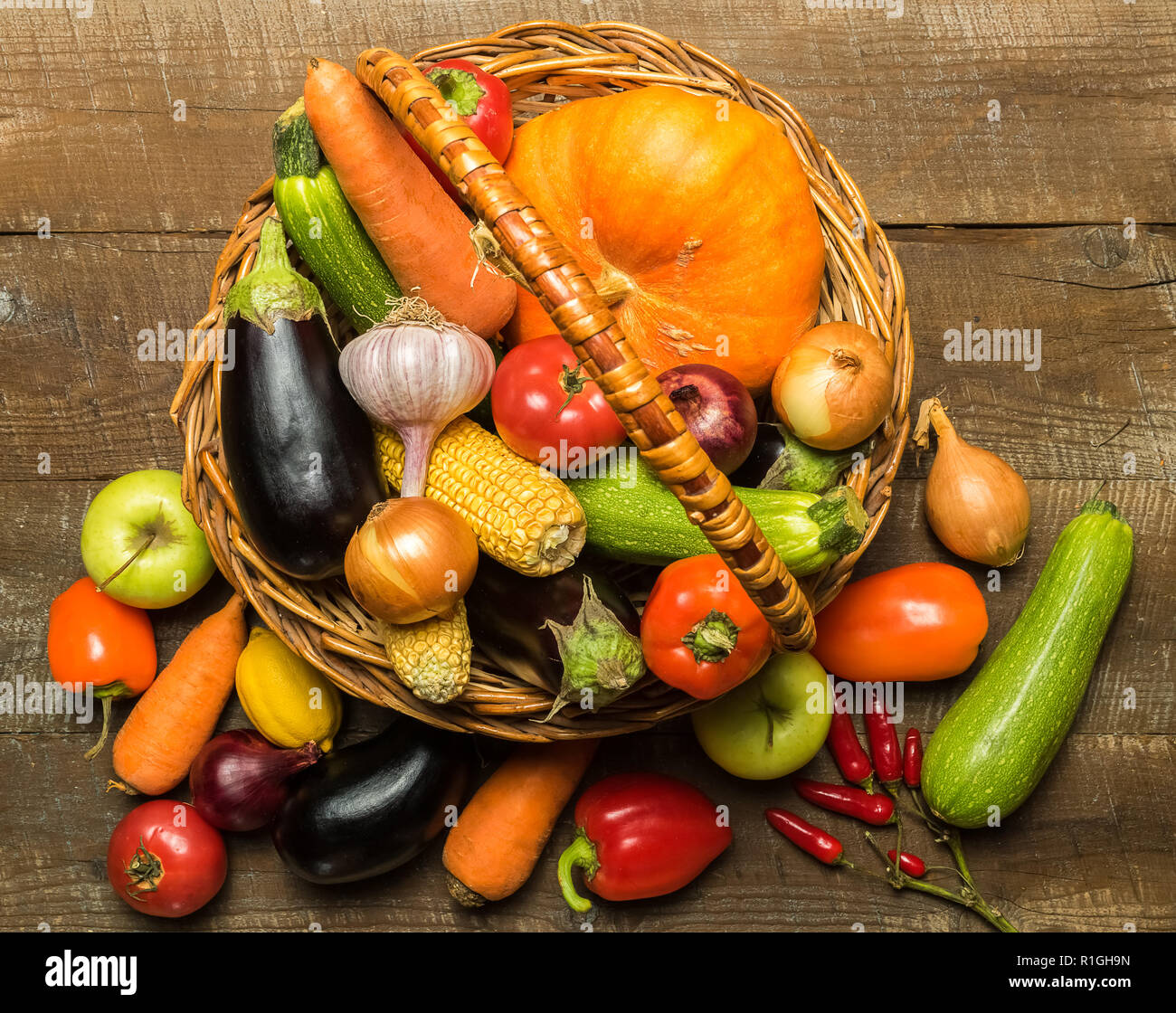 Concept alimentaire. Mise à plat de la corbeille avec divers légumes plus  rustique en arrière-plan Photo Stock - Alamy