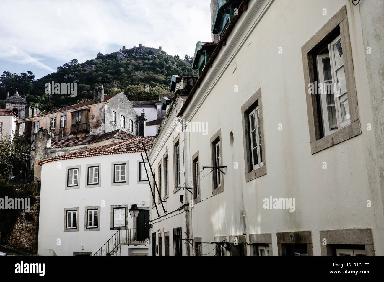 Une vue sur la rue de Sintra, Portugal. Sintra est une ville et une municipalité située dans la région du Grand Lisbonne Portugal, situé sur la Riviera portugaise, un ma Banque D'Images