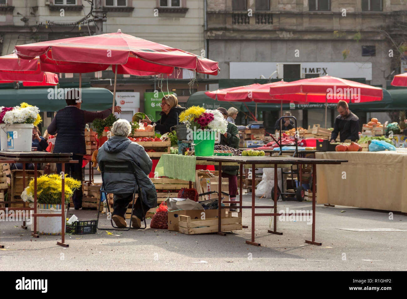 Zagreb, Croatie, novembre 2018 - les consommateurs locaux et les vendeurs au marché vert placé sur la place britannique Banque D'Images