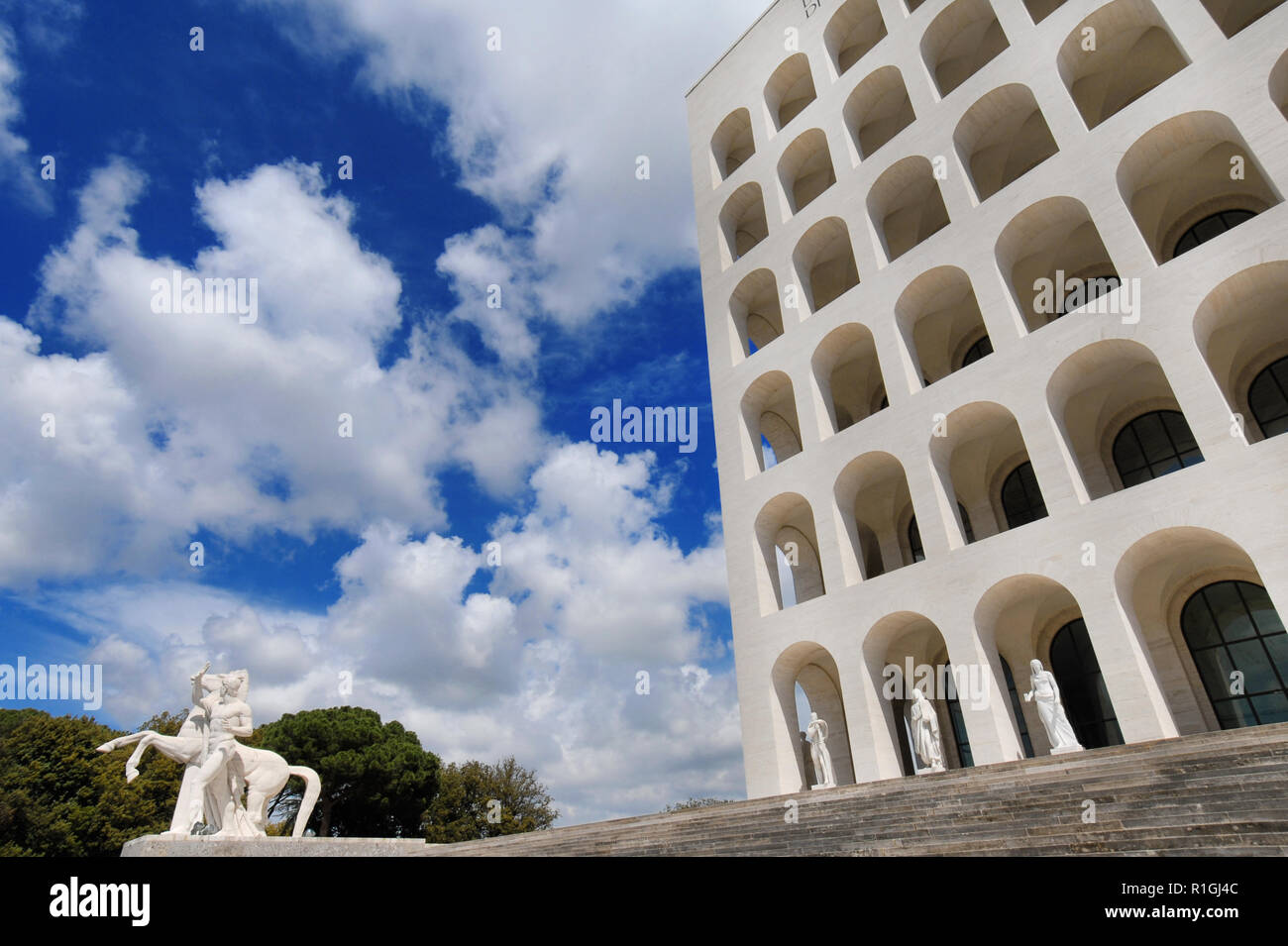 Palazzo della Civiltà Italiana (Palais de la civilisation italienne ou carrés Coliseum) construit pour l'Exposition Universelle de 1942 et maintenant le symbole de la m Banque D'Images