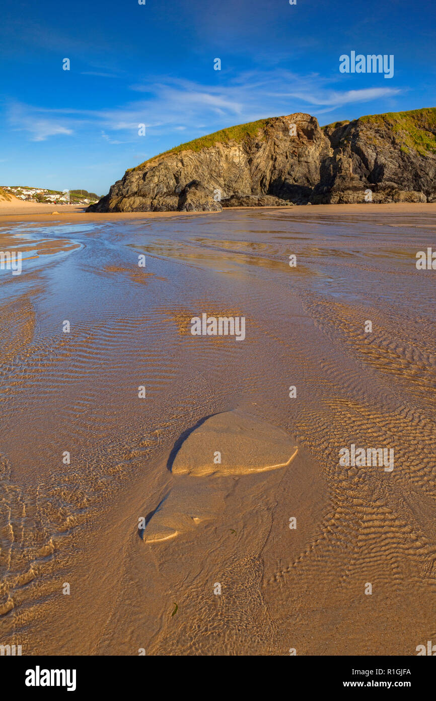 Les patrons de sable sur Broad Oak beach, North Cornwall, UK, l'un ressemble à une énorme empreinte écologique. Banque D'Images