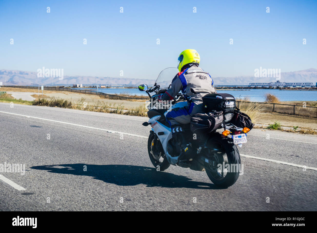 7 novembre 2018 - Menlo Park / CA / USA - Motorcyclist riding sur une autoroute, baie de San Francisco Banque D'Images