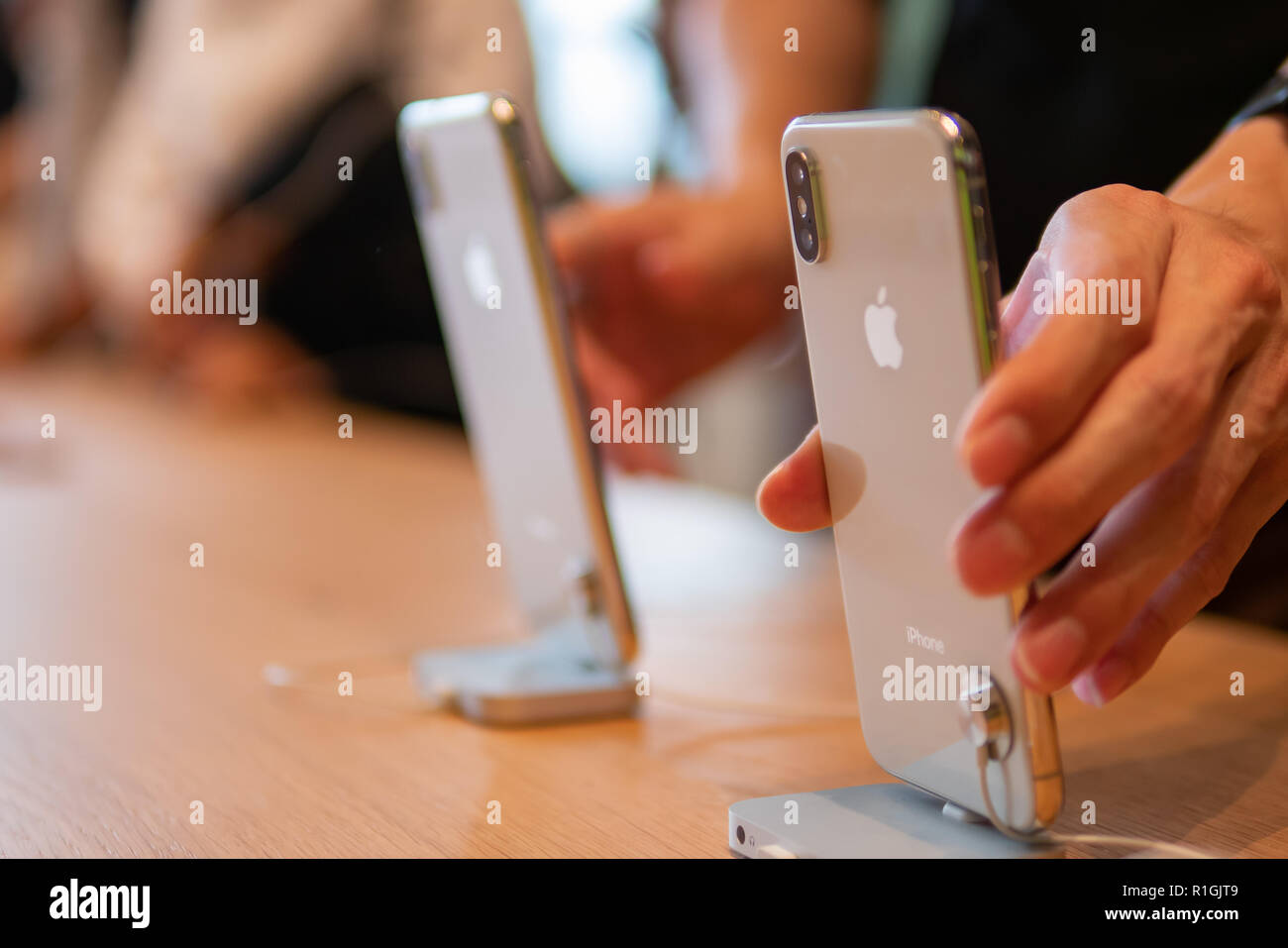 Bangkok, Thaïlande - 10 novembre 2018 : Les clients d'essayer le nouveau Apple iPhone XS à l'Apple store. Banque D'Images