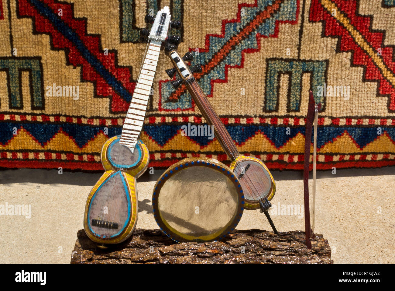 Souvenirs des instruments de musique utilisés dans l'exercice de mugham d'Azerbaïdjan. Baku Banque D'Images